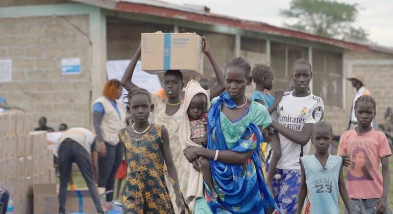 Беженцы из Южного Судана получают помощь при пересечении границы с Эфиопией.